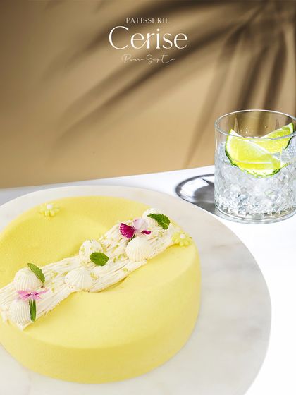 L’Exotique pairs perfectly with a light, white rum. The rum's sweetness enhances the vibrant, fruity notes for a refreshing, tropical experience.