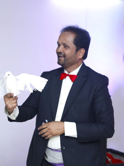 Our professional magician captivates both kids and adults with a lively and interactive show. This performance includes classic tricks, like making a dove appear, ensuring your party entertainment is a memorable highlight.
