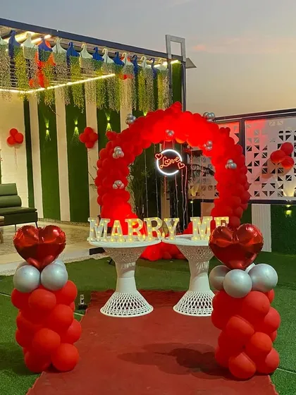 This is the kind of setup that guarantees a "yes!". I create these grand proposal decorations on rooftops or any special place you choose, complete with a stunning red balloon arch, a red carpet, and glowing "MARRY ME" letters. I handle all the details so you can focus on the moment.