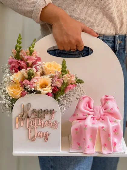 Gifting should feel as special as the person receiving it. My Mother's Day Bloom Box combines a beautifully decorated cake with a fresh floral arrangement, creating a complete, heartfelt gesture of love and appreciation.