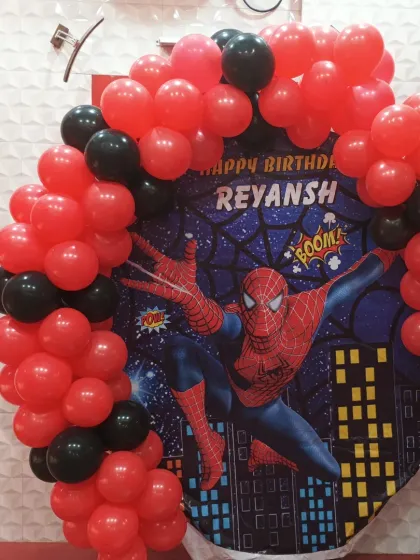 The vibrant colors of the Spiderman theme really make the party pop.