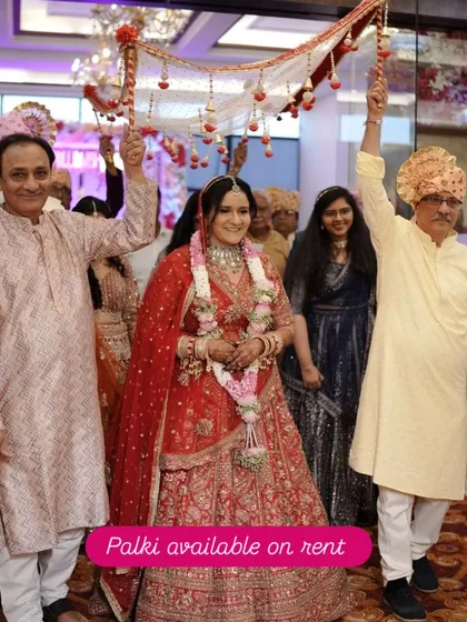 This elegant red chadar with delicate hangings is a wonderful choice for a simple yet impactful bridal entry. It’s all about making you, the bride, shine.