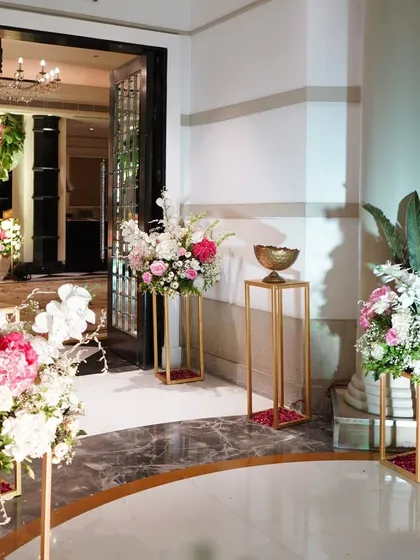 A close-up of the elegant floral arrangements in shades of pink and white, placed in the hallway to create a cohesive and romantic atmosphere throughout the venue.