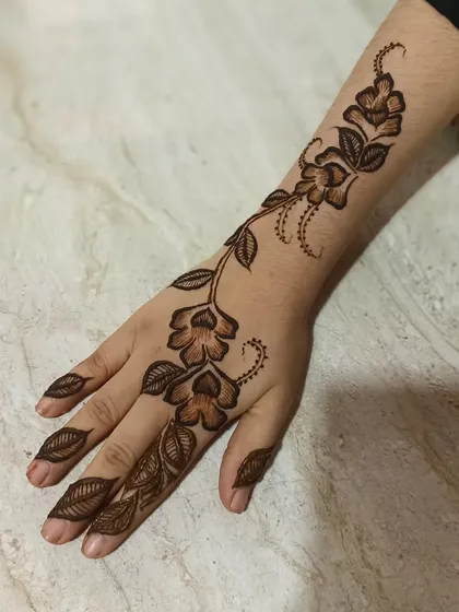 Another piece of beautiful student work. This simple Arabic vine is perfectly executed and shows a great understanding of flow and spacing.