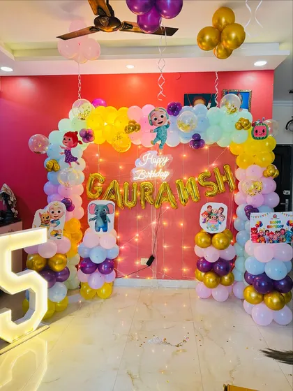 A wide shot capturing the entire Cocomelon themed birthday decoration.