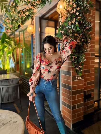 A cute and casual look for a cafe visit, featuring a floral top and blue jeans.