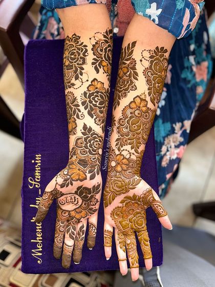 Another shot of this stunning Dubai-inspired design. The groom's name is beautifully incorporated into the floral pattern on the palm.
