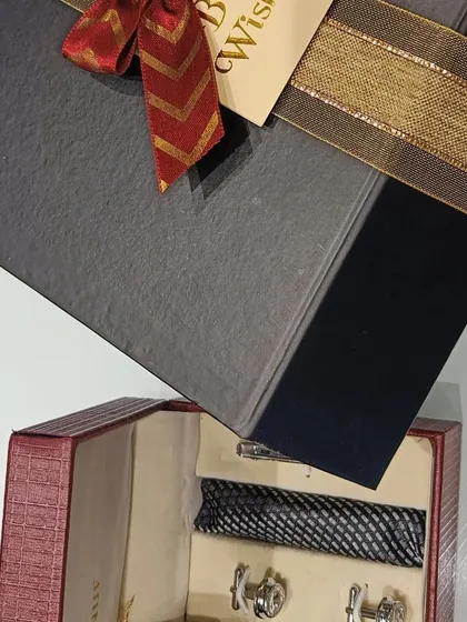 A gift to celebrate a first salary. This set includes a tie, cufflinks, and a personalized note, all elegantly boxed and ready to mark the special occasion.