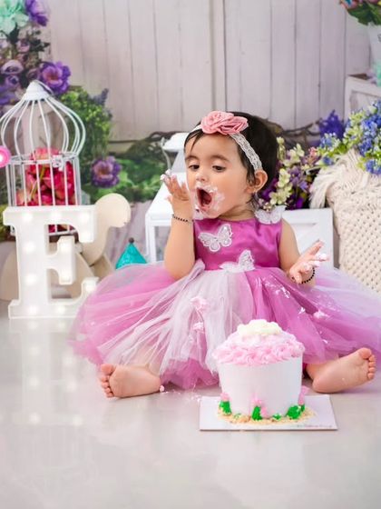 Digging in! This is the moment everyone waits for in a cake smash session, and I'm always ready to capture the messy fun.