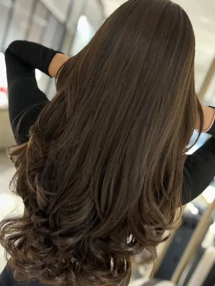 A perfect look for a first-time hair color client. This subtle mocha caramel highlight blend adds dimension to long hair, paired with a long layers haircut for beautiful movement.