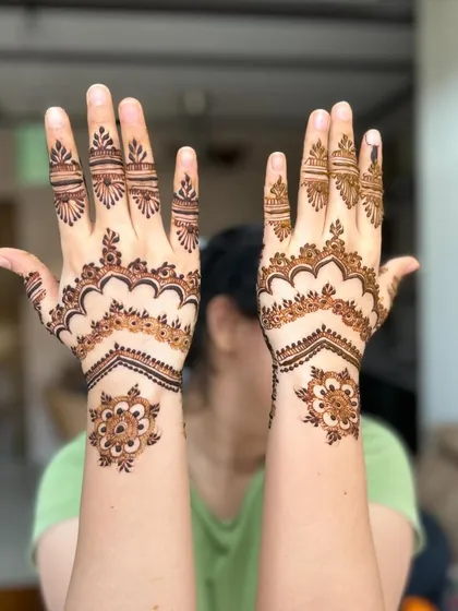 Another view of this modern and airy mehendi design. It's perfect for someone who wants a stylish and contemporary henna look for an event.