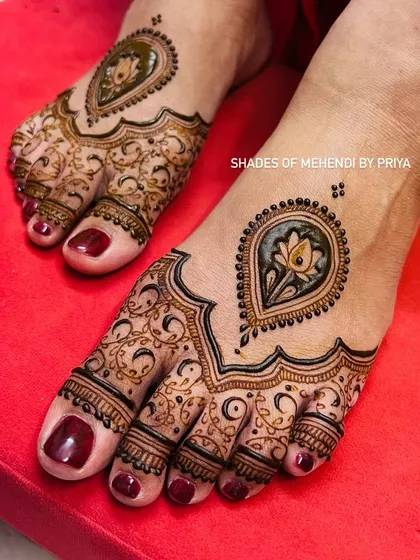 A simple and elegant foot design, perfect for guests or for functions like the sangeet. It features a central paisley motif with a lotus inside.