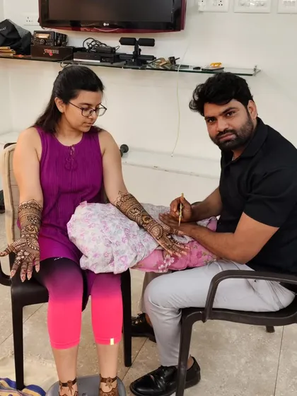Another angle of the mehandi session, showing the focus and precision that goes into every design.