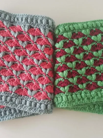 Both color versions of the Cardamom Blossoms cowl side-by-side. It’s amazing how different color choices can change the whole look of a project.