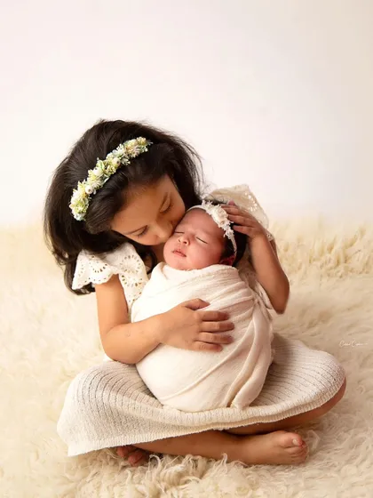 My heart just melts seeing moments like this. Capturing the gentle, loving bond between a big sister and her new baby sibling is one of the most precious parts of my job.