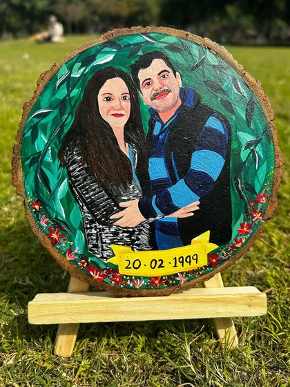 This anniversary portrait was a joy to create, featuring a lush green foliage background and the special date '20-02-1999' on a banner. It’s a perfect example of a personalized gift.