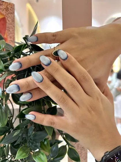 The soft blend of this blue aura design is perfect for summer. It's like a clear blue sky on your fingertips.