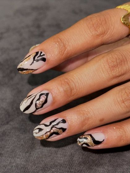 Another shot of this stunning zebra-inspired set.