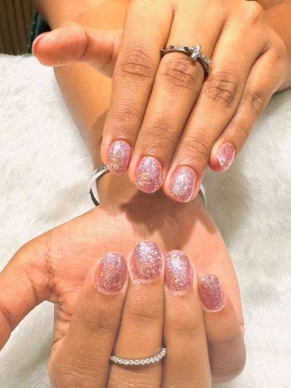 Another view of this sparkling rose gold glitter set. It’s a perfect choice for parties, weddings, or any time you want to feel a little extra glam.