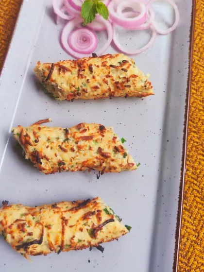 A melt-in-your-mouth delight, the Murgh Mirch Pudina Seekh combines minced chicken with fresh mint, green chilies, and herbs. It's then char-grilled in our clay oven for an authentic smoky taste.