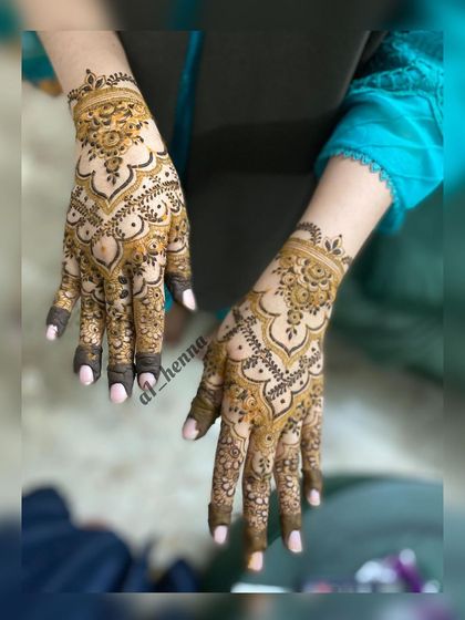 This design features elegant arches and detailed patterns, reminiscent of royal architecture.