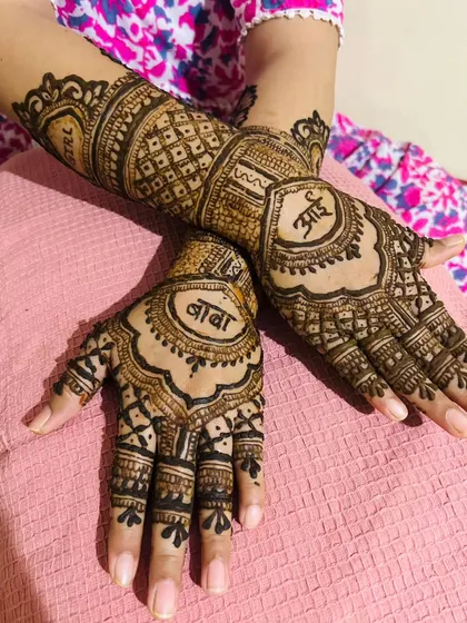 A simple and elegant mehandi for a mother-to-be, with 'Aai' and 'Baba' written in beautiful Devanagari script. The design is perfect for clients who want a meaningful but less elaborate look.
