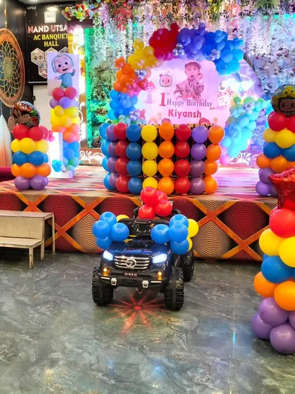 The birthday boy's grand entrance! A toy car is perfectly integrated into the Cocomelon stage decoration, making for an unforgettable photo moment.