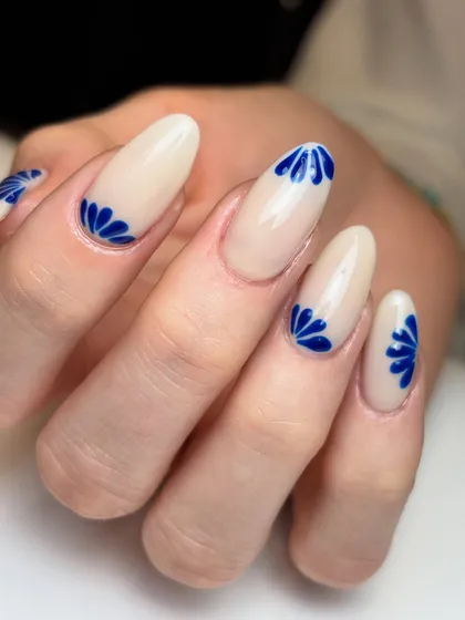 The elegant cobalt blue floral design on long almond extensions. The simplicity of the art allows the shape and color to stand out.
