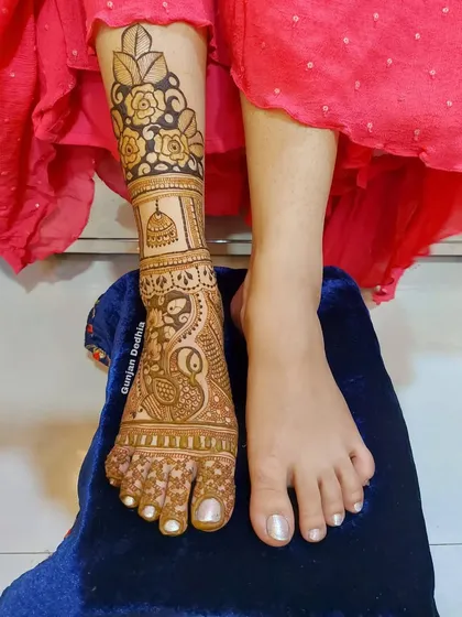 A single foot adorned with a traditional design, featuring a jharokha and peacock. This shows the detail that goes into even a single foot design.