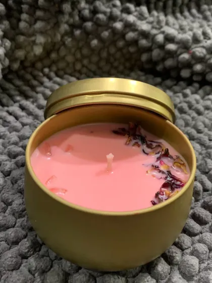 Wrap yourself in luxury with our golden tin jar scented wax. This one is filled with pink wax and dried rose petals, perfect for refreshing your space.