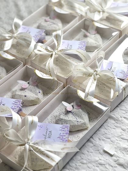 The finished return favor boxes, all packed and tied with a custom ribbon and a 'Welcome Rida' tag. These little details make the gift feel so much more personal and special.