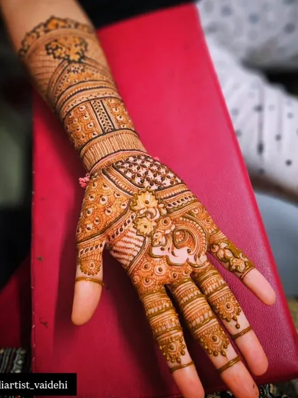 A beautiful design that covers the back of the hand and extends up the arm. The mix of floral and geometric patterns gives it a modern feel.
