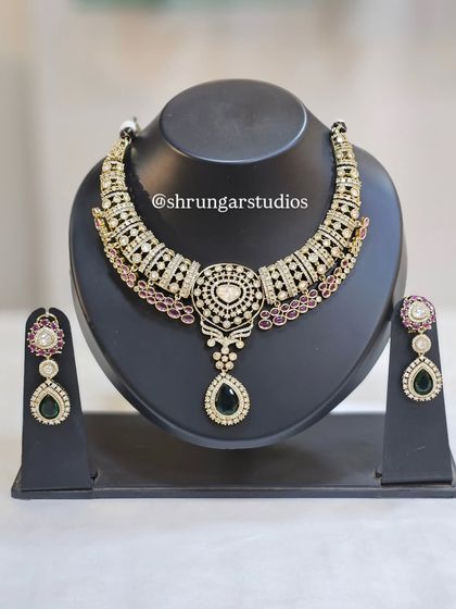 This AD set features a unique combination of ruby and green stones, giving it a very royal look.