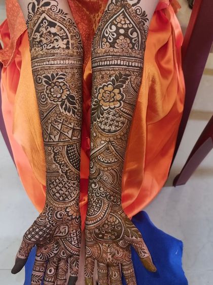 A duplicate of 88, showing the same regal dome-patterned bridal henna.