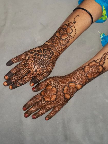 A final look at this unique and beautiful floral henna combination.