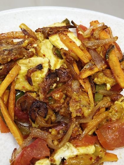 Another delicious paneer stir-fry, this time with crispy onions and a mix of colorful vegetables. My diet plans are versatile and never boring.