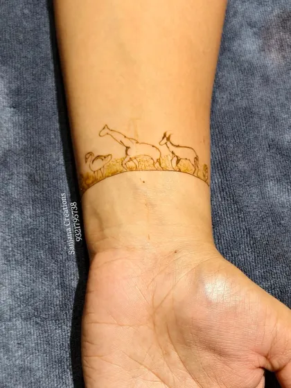 The simple outline of the safari animal band on the wrist.