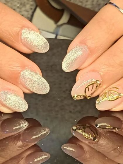A full view of the elegant cat-eye and gold butterfly nail art set.