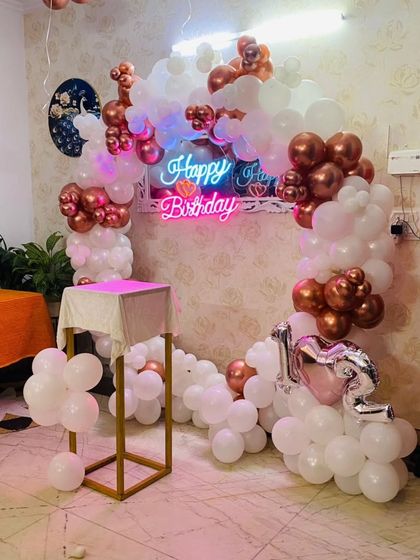 Another perspective of the rose gold and white balloon ring, showing how it fits perfectly in a corner of a room to create a dedicated celebration spot.
