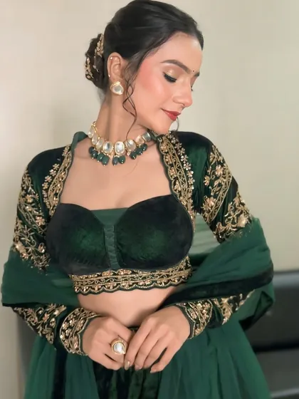 A final portrait before heading to the event. The makeup is bold yet sophisticated, perfect for a celebratory night.