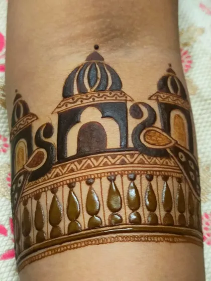 A clean and bold bridal startup design for the arm, featuring palace architecture and peacocks.