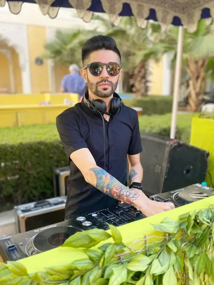 A sunny day calls for cool shades and even cooler music. Here I am at an outdoor Mehendi in a beautiful garden setting, spinning tracks to match the bright, happy vibe.