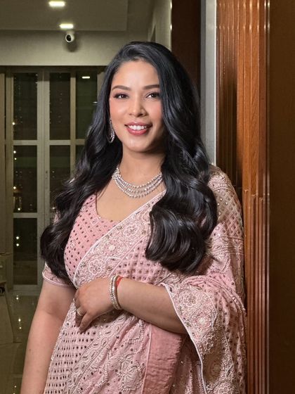A portrait of the bride's sister. Her soft glam makeup with a rosy twist looks elegant and sophisticated.