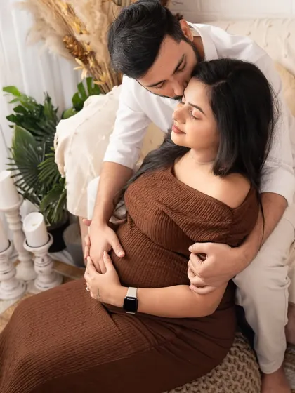 A warm embrace from behind, a moment of peace. This cozy, boho-inspired setup in my studio is perfect for capturing natural and heartfelt pregnancy portraits for couples.