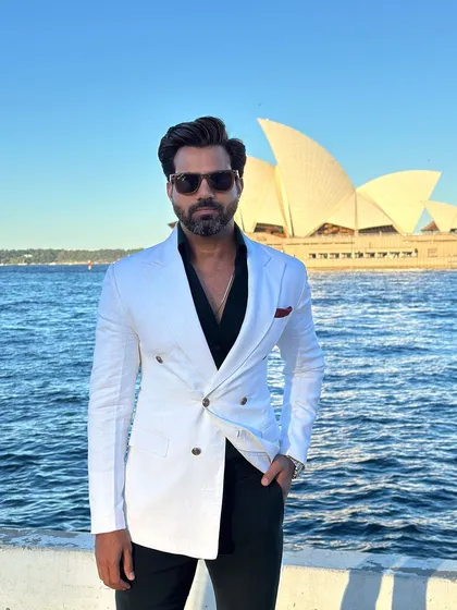 Against the backdrop of the Sydney Opera House, our white blazer is the epitome of international style.