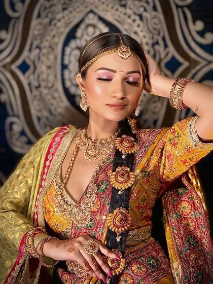 Kanjeevaram saree, temple jewellery aur ek sundar bridal glow. This is the essence of a South Indian bride.