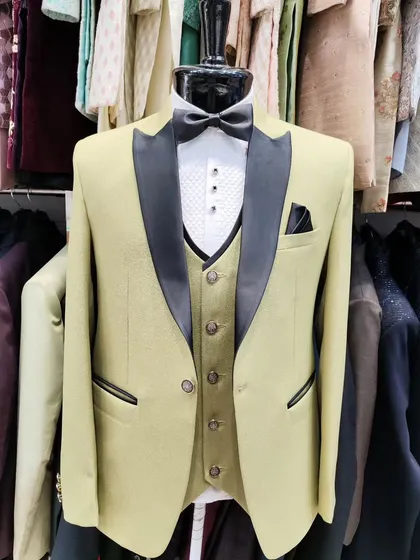 Proving that formal wear can be vibrant. This pastel green tuxedo with a contrasting black shawl lapel is a perfect choice for daytime weddings or reception parties, offering a fresh and modern take on the classic groom's suit.