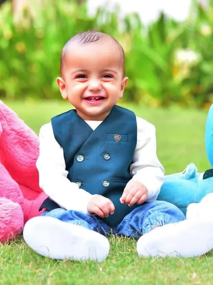 Our pre-birthday photoshoots for kids are all about fun and personality. We create a comfortable outdoor setting, like this one with colorful toys on the grass, to capture genuine smiles and the happy spirit of your child.