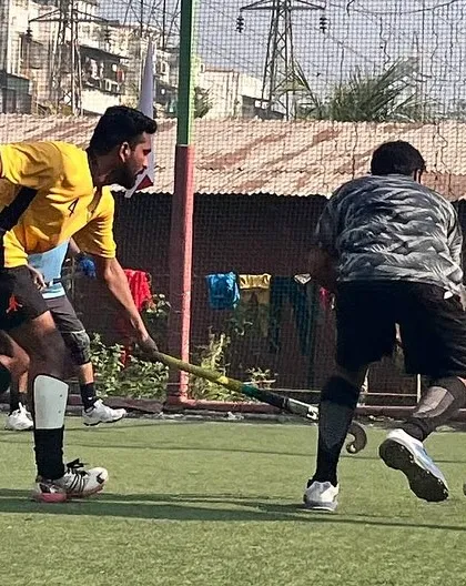 A player in a yellow jersey dribbles forward, looking to start an attack. Our training encourages proactive and offensive play.