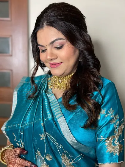 A close-up on the soft and pretty makeup for this baby shower. The look is all about enhancing her natural glow with subtle pinks and a flawless skin finish.